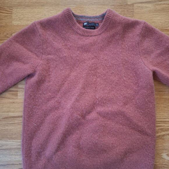 Red 100% lambs wool sweater - Picture 2 of 5